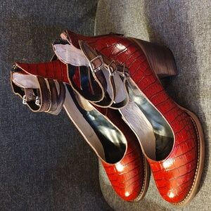 Perfect condition, never worn, size 11 Freebird by Steve, style-Randi